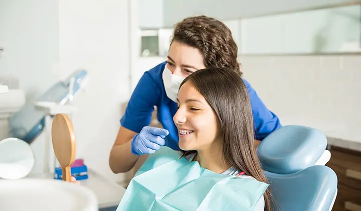 Dievča s rovnátkami u zubára